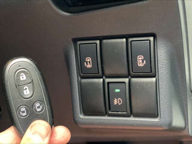 両側がパワースライドドアです。ハンドル右下のスイッチやリモコンキーについているスイッチでも開閉が可能です。
