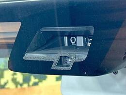 【スズキ　セーフティサポート】走行中に前方の車両等を認識し、衝突しそうな時は警報とブレーキで衝突回避と被害軽減をアシスト。より安全にドライブをお楽しみいただけます。