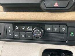 【オートエアコン】一度お好みの温度に設定すれば、車内の温度を検知し風量や温度を自動で調整。暑い…寒い…と何度もスイッチ操作をする必要はありません。快適な車内空間には必須の機能ですね♪