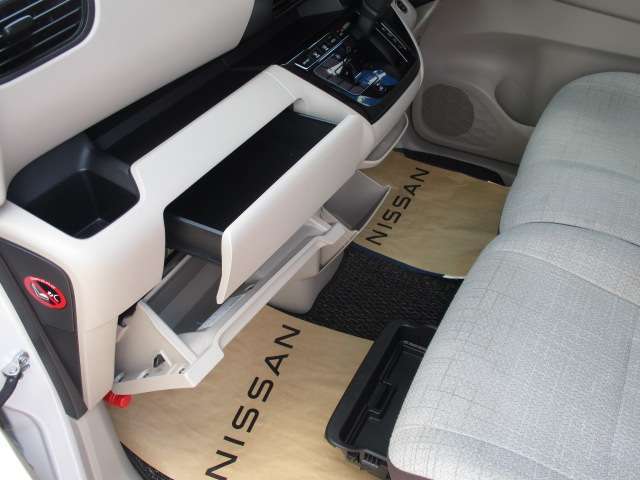 室内には充実している収納スペース、車内に持ち込んだ小物も片付けラクラク♪