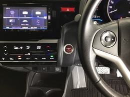 ホンダ純正メモリーナビ搭載なので、遠方へのドライブもお任せ下さい！ステアリング左手側にオーディオ関連のコントロールスイッチを配置しています。操作時は視線を逸らすことなく運転に集中できます