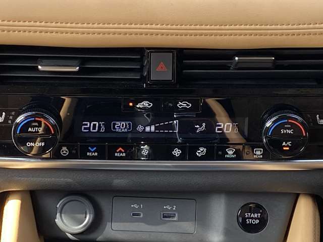 オートエアコン搭載車です。風量を自動で調節します。