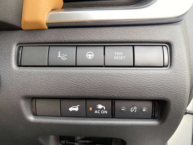 トランク部の電源スイッチやオートバックドアの操作が運転席から可能です。