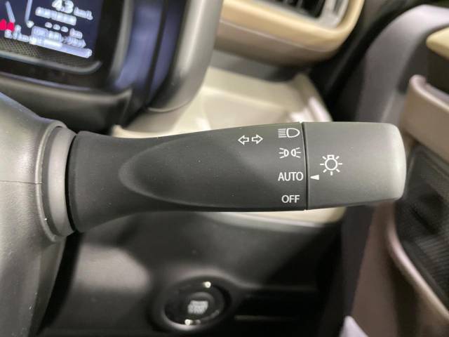 【オートライト】周りの明るさに応じて自動でヘッドライトの点灯・消灯ができる機能です！ライトの付け忘れ・消し忘れなどが無くなり、雨の日や夕方の走行も安心！トンネル通過時も便利ですね