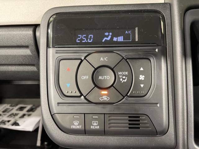 【オートエアコン】一度お好みの温度に設定すれば、車内の温度を検知し風量や温度を自動で調整。暑い…寒い…と何度もスイッチ操作をする必要はありません。快適な車内空間には必須の機能ですね♪