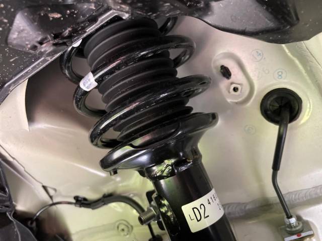 お車を安心してお乗りいただく為には、足回りの定期点検が欠かせません。サービスサポート（有償保証）では無料点検もご提供しており、安心のカーライフをお過ごしいただけるサポート体制が整っています。