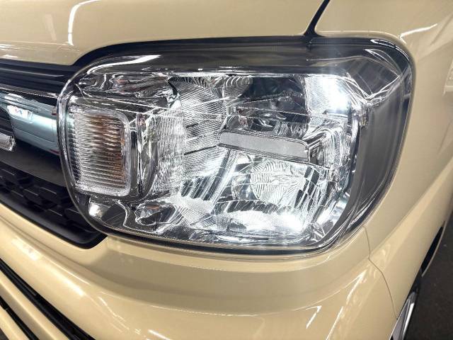 【LEDヘッドライト】悪天候や夜間走行時も良好な視界を確保し安心して運転できる高輝度LEDヘッドライトを装備！点灯速度が早く、消費電力も抑えられています。