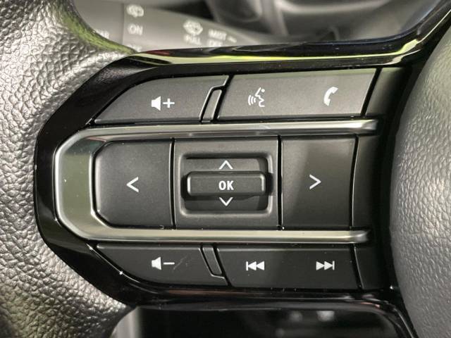 【ステアリングスイッチ】オーディオ等と接続すれば運転中、前方から目線をそらすことなく、操作が可能な便利機能！安心＆快適なドライブを演出してくれます♪