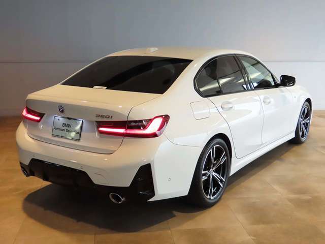 どの角度からもBMWのフォルムが際立ちます。