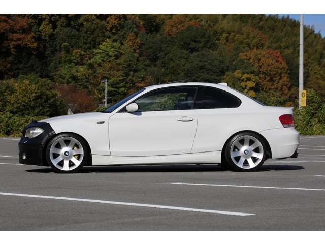 BMW　135i　入庫しました！直6エンジンに6MT　コンパクトボディで走りも楽しいお車です！車高調　本革　サンルーフ付きです！お気軽にお問い合わせください！