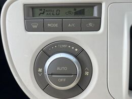【オートエアコン】一度お好みの温度に設定すれば、車内の温度を検知し風量や温度を自動で調整。暑い…寒い…と何度もスイッチ操作をする必要はありません。快適な車内空間には必須の機能ですね♪