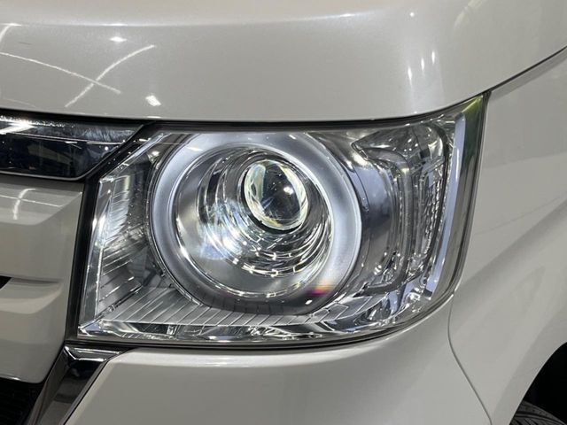 【LEDヘッドライト】悪天候や夜間走行時も良好な視界を確保し安心して運転できる高輝度LEDヘッドライトを装備！点灯速度が早く、消費電力も抑えられています。