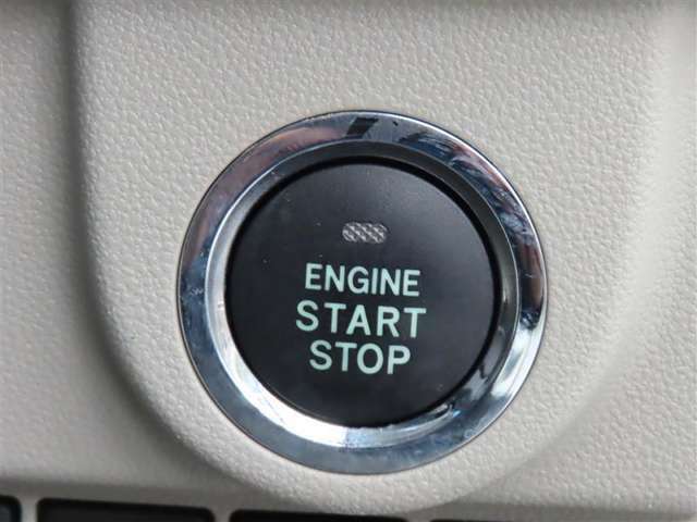 スマートエントリー＆プッシュスタートはキーをバッグ等に携帯している時にブレーキを踏んでスタートボタンを押すとエンジンが始動します。車内に忘れた場合にはロック出来ませんので締め忘れの心配もなくなります！