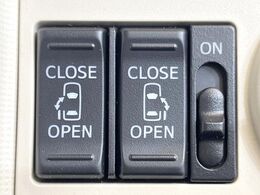 【両側パワースライドドア】スマートキーや運転席のスイッチで後席両側スライドドアの開閉が可能♪電動だから力を入れてドアを開ける必要が無く、小さなお子様でも簡単に開け閉めでき快適です♪