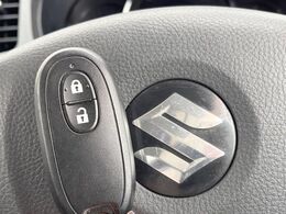 【キーレススタートシステム】カバンやポケットに入れたままでもドアの施錠・解錠が可能なスマートキーを装備。エンジンのオン・オフ時もカギを取り出す必要が無いからとっても便利です♪