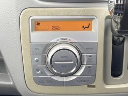 【オートエアコン】一度お好みの温度に設定すれば、車内の温度を検知し風量や温度を自動で調整。暑い…寒い…と何度もスイッチ操作をする必要はありません。快適な車内空間には必須の機能ですね♪