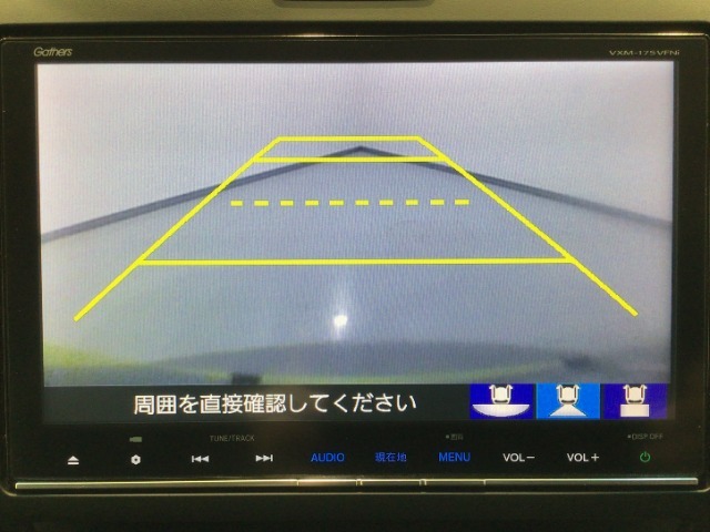 【バックカメラ】運転が苦手な方も車庫入れラクラクです！ギアをリバースに入れれば自動的に切り換わりますので、面倒な操作は不要です♪狭い駐車場もお車を傷つけず安心ですね！