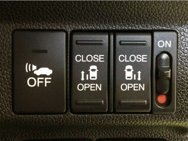 【両側パワースライドドア】両側がパワースライドドアになっており、運転席のスイッチやスマートキーでも開閉が可能です！開口部も広いので乗り降りも楽々♪
