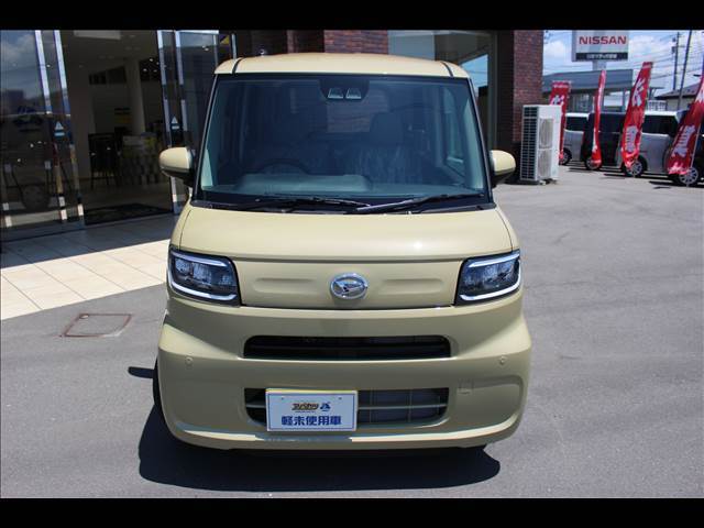 広い展示場には目移りしちゃうくらい軽・届出済未使用車が展示されてます