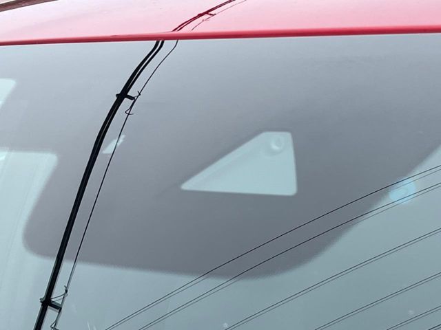 【i-ACTIVESENSE】走行中に前方の車両等を認識し、衝突しそうな時は警報とブレーキで衝突回避と被害軽減をアシスト。より安全にドライブをお楽しみいただけます。