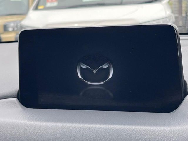 【8インチマツダコネクト】車内の雰囲気にマッチした大型のディスプレイ。スマホ接続でのナビ使用やBluetooth再生等、様々な機能が楽しめます。直感的なダイヤル操作が可能で、使い勝手も良好です。