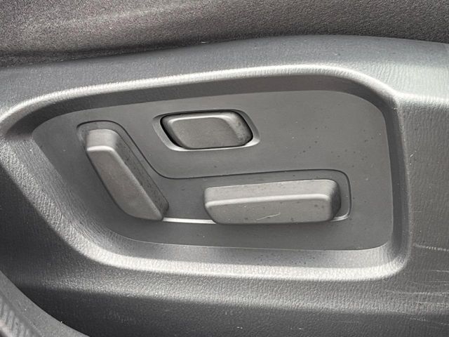 【運転席8WAYパワーシート】リクライニングからシートリフターまで、スイッチ一つで簡単にシートの微調整が可能！自分に最適なシートポジションにセットして、快適なドライブをお楽しみください。