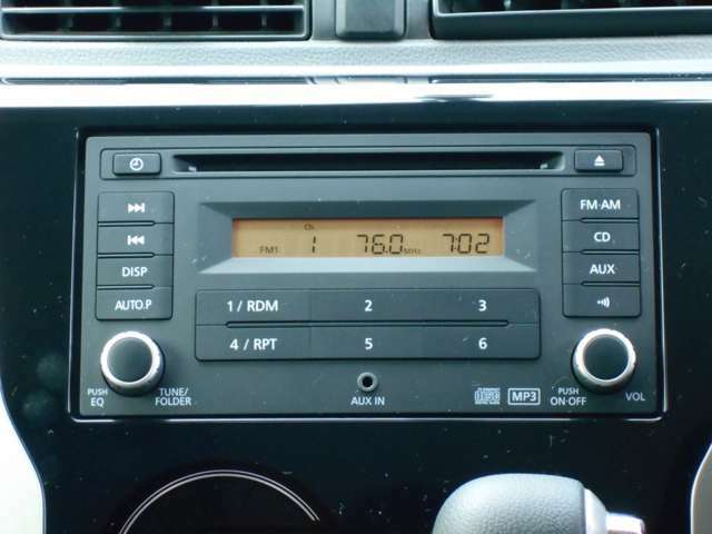 CD・ラジオ・AUX対応オーディオが装備済み。最新ナビゲーションへの換装も可能です。詳しくはスタッフまで！