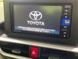 【純正ナビ】人気の純正ナビを装備しております。ナビの使いやすさはもちろん、オーディオ機能も充実！キャンプや旅行はもちろん、通勤や買い物など普段のドライブも楽しくなるはず♪