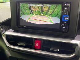 【バックカメラ】駐車時に後方がリアルタイム映像で確認できます。大型商業施設や立体駐車場での駐車時や、夜間のバック時に大活躍！運転スキルに関わらず、今や必須となった装備のひとつです！