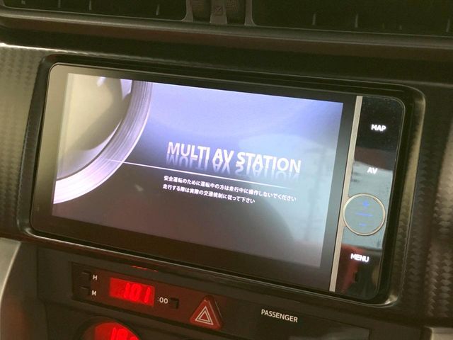 【純正ナビ】人気の純正ナビを装備。オーディオ機能も充実しており、Bluetooth接続すればお持ちのスマホやMP3プレイヤーの音楽を再生可能！毎日の運転がさらに楽しくなります！！