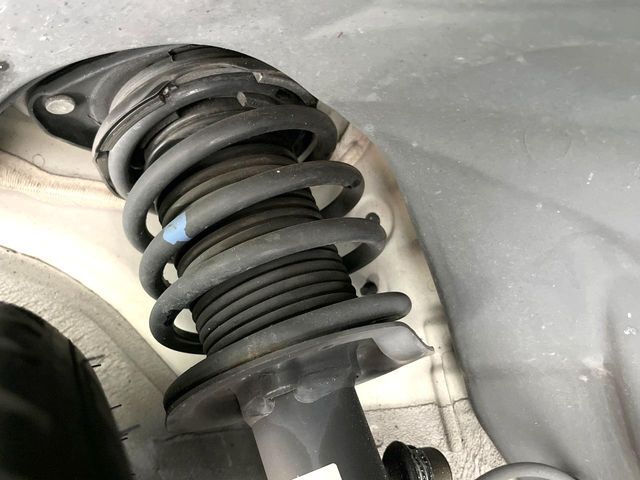 お車を安心してお乗りいただく為には、足回りの定期点検が欠かせません。サービスサポート（有償保証）では無料点検もご提供しており、安心のカーライフをお過ごしいただけるサポート体制が整っています。