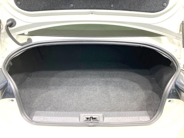積み下ろしのしやすいデッキにはたっぷりと荷物を積み込んでいただけます。遊びから仕事まで、様々なシーンで頼れます♪