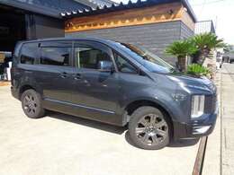 純正10インチナビ、フルセグTV、全方位モニター、レザーシート、両側電動スライドドア、BSM、スマートキー2個、ビルトインETC2.0、純正18インチアルミ、オープンカントリーRTタイヤなど装備。