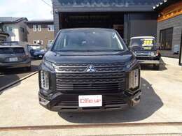 純正10インチナビ、フルセグTV、全方位モニター、レザーシート、両側電動スライドドア、BSM、スマートキー2個、ビルトインETC2.0、純正18インチアルミ、オープンカントリーRTタイヤなど装備。