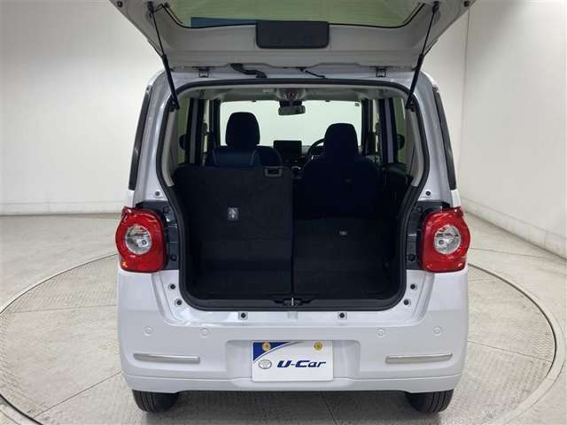 普段使いには十分な広さのラゲッジスペース！　後席を倒せば、より大きな荷物も載せられます！