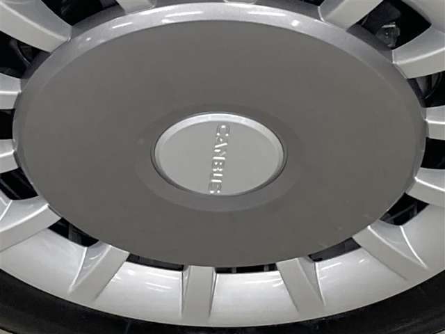 ホイールキャップ付きです。ホイールの上にカバーを付けています。デザインと空力の事も考えられています。