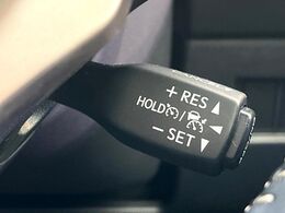 【レーダークルーズコントロール】高速道路での長距離走行が楽に！！自動で速度を保つクルーズコントロールが、衝突軽減システムと連携し、前方の車両を感知して車間を保つように速度調節してくれます！！