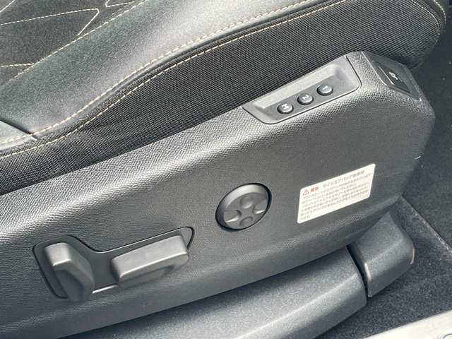 LIBERALAでは多種多様の車種をご用意させていただいております。お客様がご納得いくまで、そのお車の持つ特性を五感すべてで感じ取っていただける場をご提供します。