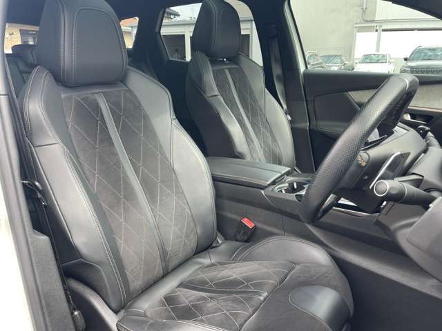 LIBERALAでは多種多様の車種をご用意させていただいております。お客様がご納得いくまで、そのお車の持つ特性を五感すべてで感じ取っていただける場をご提供します。