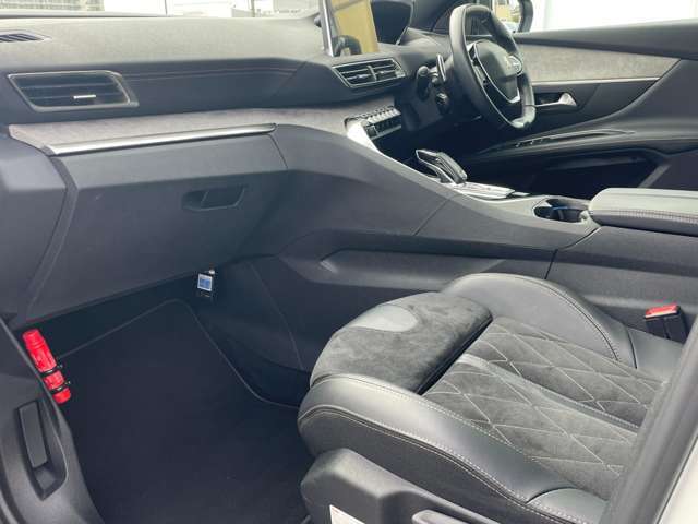 ご遠方の場合でも、下取り車両の金額を概算でお出しすることは可能でございます。車検証をお手元に、走行距離をご確認の上お問い合わせくださいませ。