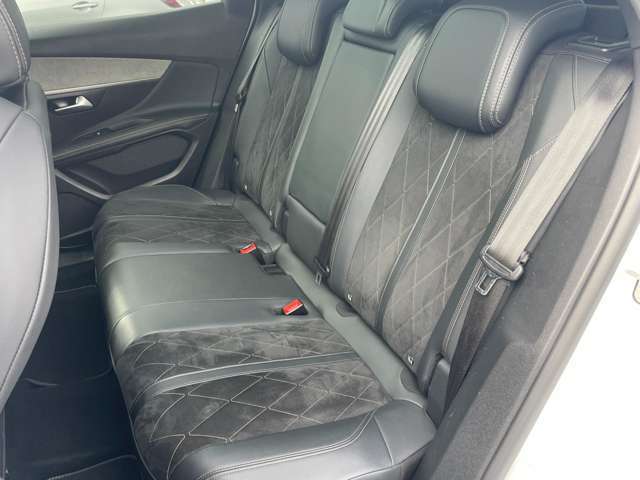 ご来場が難しいお客様でもご安心下さい、店頭在庫でしたらテレビ電話などを使いお車の詳細をご説明させて頂く事も可能でございます。当店スタッフが真心込めてご対応させて頂きます。