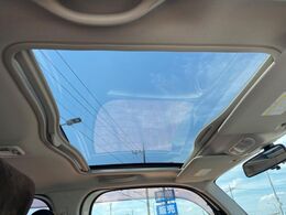 【ガラスルーフ】ガラスルーフ搭載で車内の解放感が一気にアップ！開放的なドライブをお楽しみいただけます。