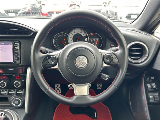 【本革巻きステアリング】本革仕様で高級感あふれるハンドルです。使えば使うほど味が出てくるので段々と愛着が湧いてくるのはレザー素材ならではです！