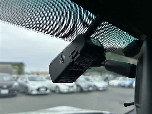 【ドライブレコーダー】映像・音声などの運転中の記録を残します。事故などを起こした起こされた時の証拠になりえますので、もしも時でも安心ですね。