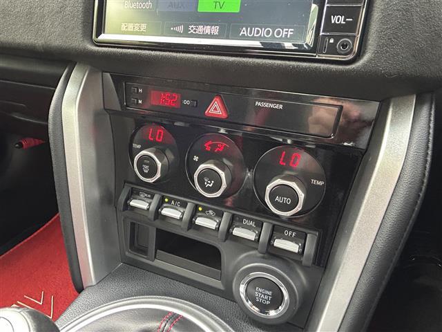 【左右独立温度コントロール式フルオートエアコン（DUAL/SYNC）】運転席側と助手席側でそれぞれ自由に温度設定ができ、快適な風量やモードなどを自動調整します！