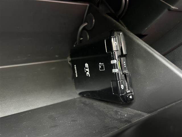 【ETC】有料道路を利用する際に料金所で停止することなく通過できる、ETC車載器（ノンストップ自動料金収受システム機器）が装備されています。セットアップを行うことで利用可能になります。