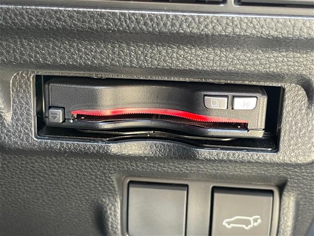 【ETC】有料道路を利用する際に料金所で停止することなく通過できる、ETC車載器（ノンストップ自動料金収受システム機器）が装備されています。セットアップを行うことで利用可能になります。