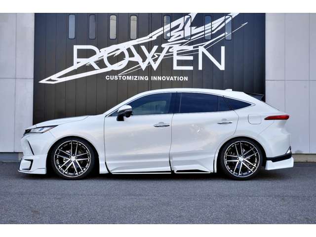 新型80ハリアーを新たにコンプリート設定いたしました。新作ROWENエアロKIT、オリジナルホイール、車高調を装着、フロアマットが標準装備となります。