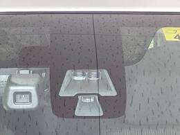 【エマージェンシーブレーキ】走行中に前方の車両等を認識し、衝突しそうな時は警報とブレーキで衝突回避と被害軽減をアシスト。より安全にドライブをお楽しみいただけます。