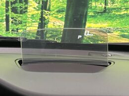 【ヘッドアップディスプレイ】現在の速度や走行情報をデジタル表示で運転席前方のガラスに投影！運転中、目線をずらさず必要な情報を確認できるのでとっても便利で安心！